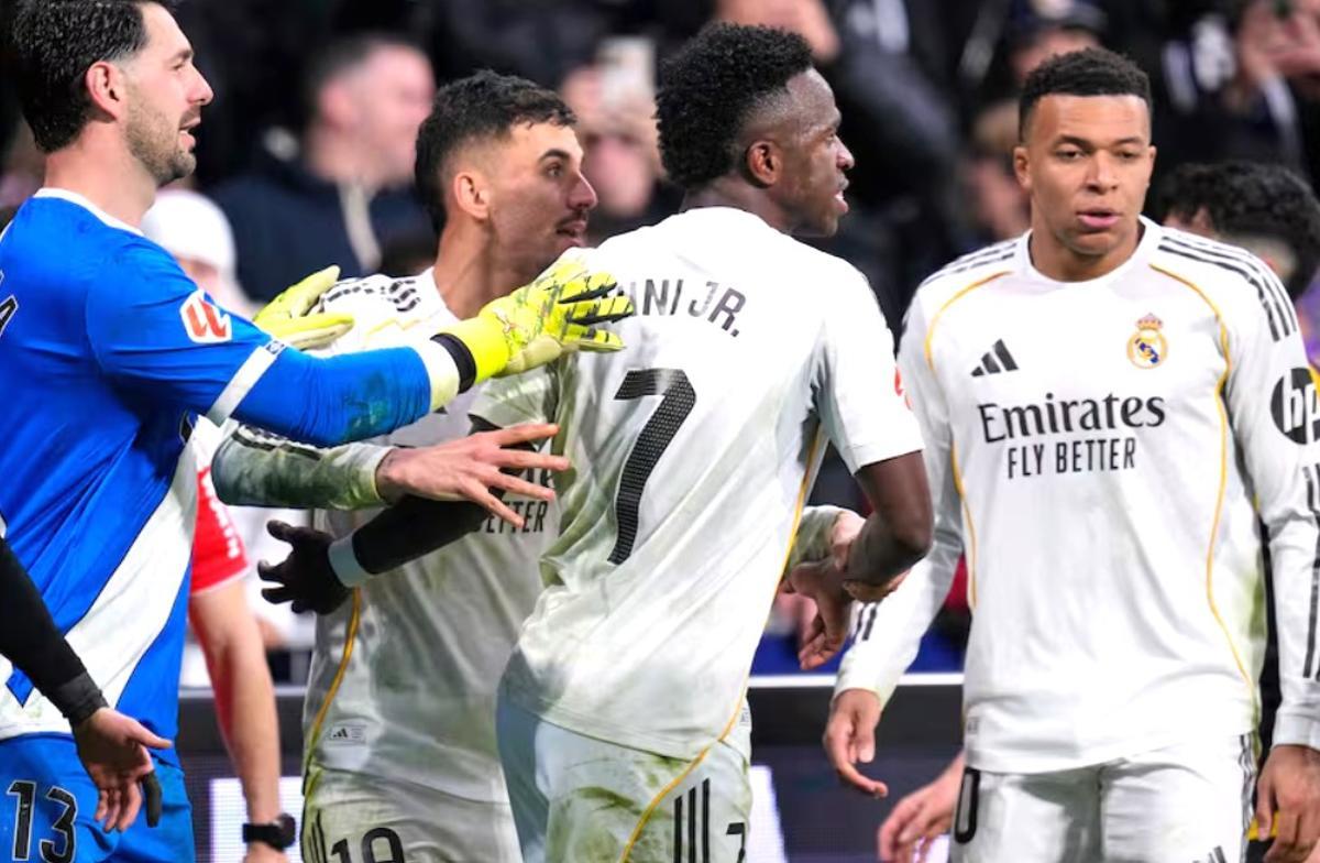 Vinicius terminó viendo la amarilla contra el Rayo tras intentarlo en varias ocasiones