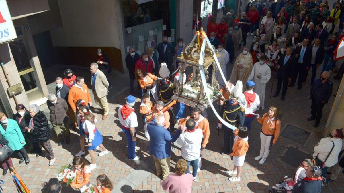 Uno de los cambios de peña en calle Herreros, durante la procesión. | E. P.