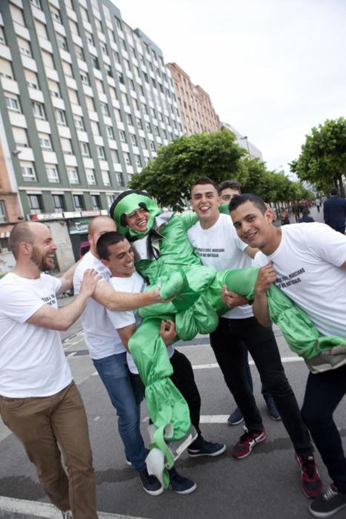 Despedidas de soltero en las calles de Gijón.