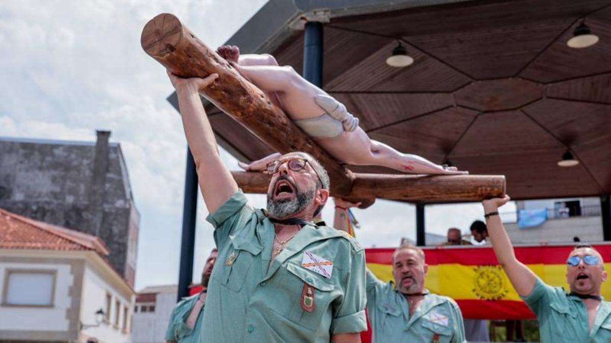 Un momento del desfile cargando el Cristo de Mena y cantando «El novio de la Muerte»