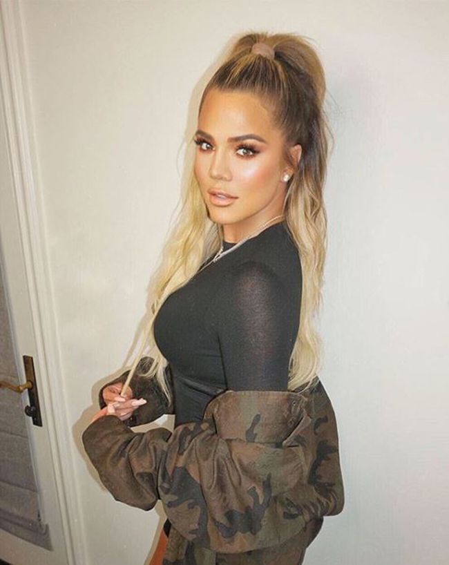 Khloé Kardashian con top negro y chaqueta militar