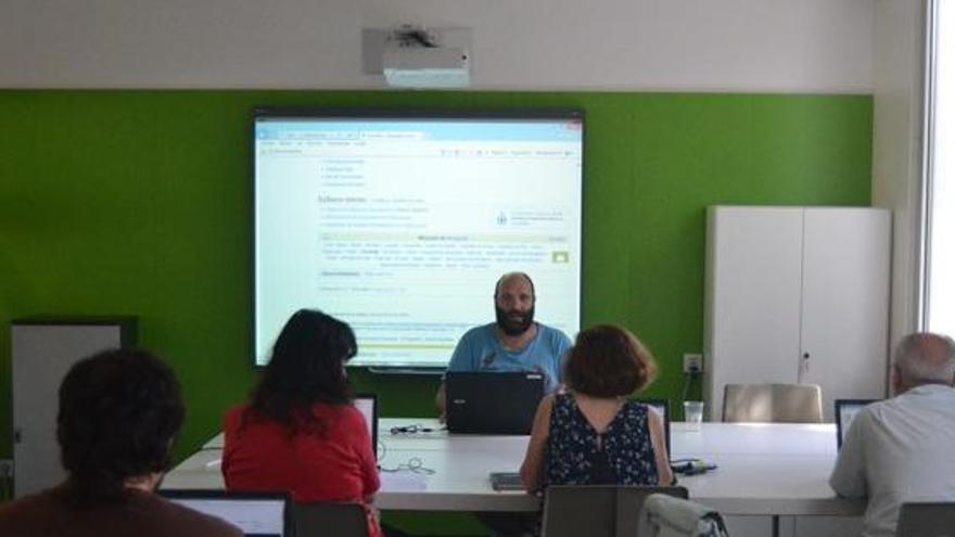 Participants en el taller d&#039;iniciació a la Viquipèdia a l&#039;aula multimèdia de la biblioteca de Gironella