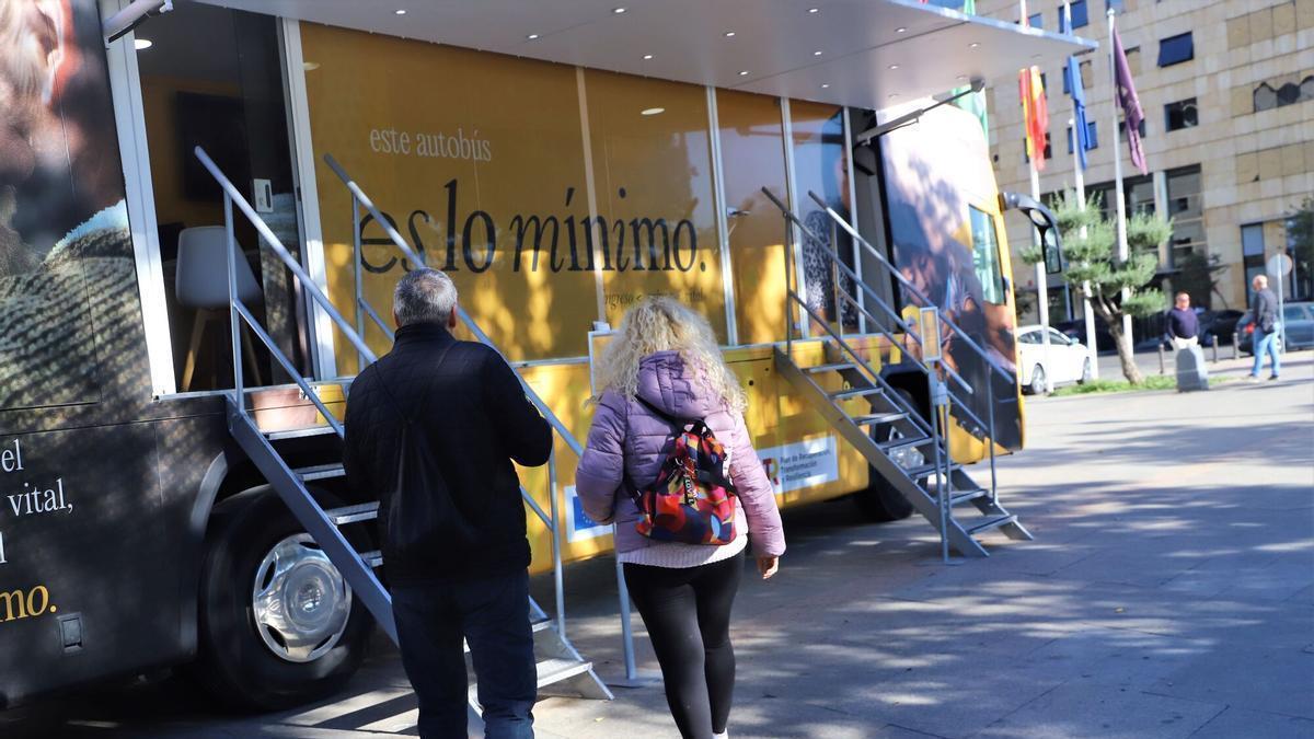 Un autobús informa sobre el Ingreso Mínimo Vital en Córdoba en 2022.