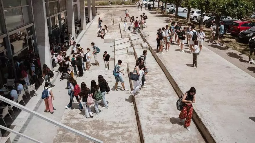 El I Baròmetre de la UIB revela un desequilibrio lingüístico: el catalán predomina en las aulas, pero pierde peso en la vida social del alumnado