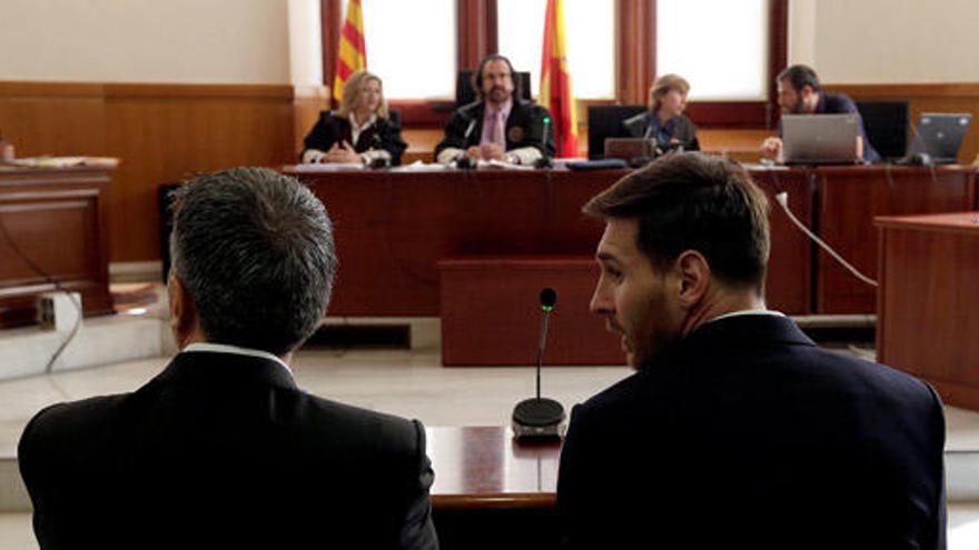Messi, sentado junto a su padre en la sesión del jueves del juicio.