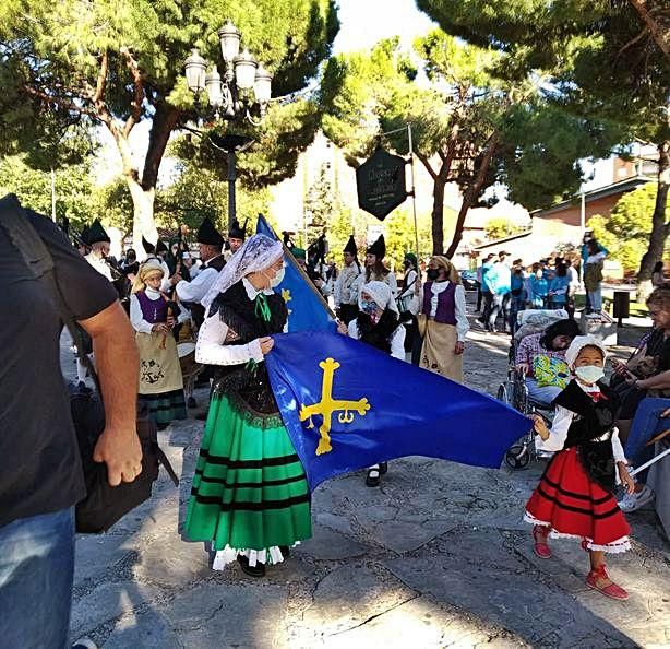 La banda, con la bandera asturiana, durante las celebraciones. | R. A. M. S.