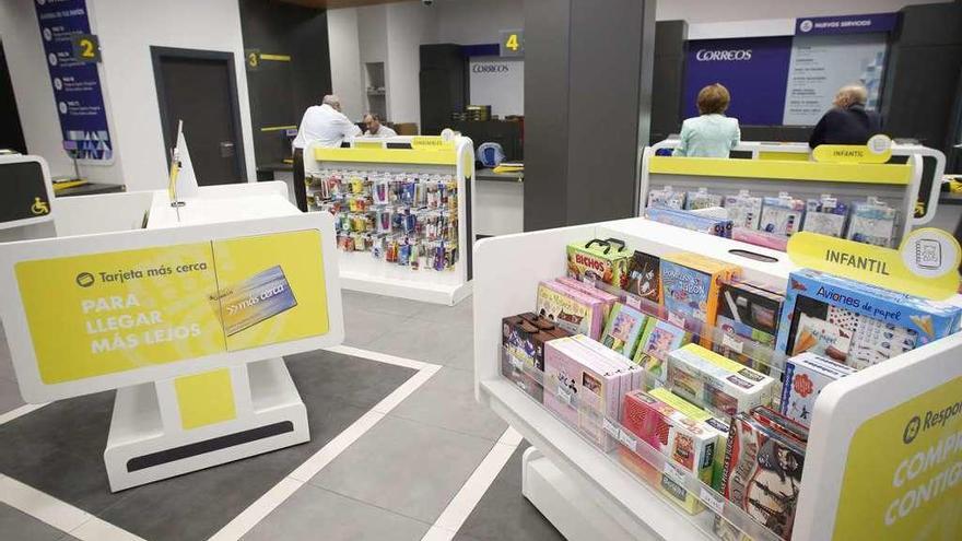 El interior de la nueva oficina de Correos de la plaza de la Merced.