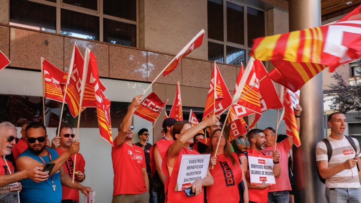 Concentración de protesta de trabajadores de logística y transportes, este lunes a las puertas del SAMA en Zaragoza.