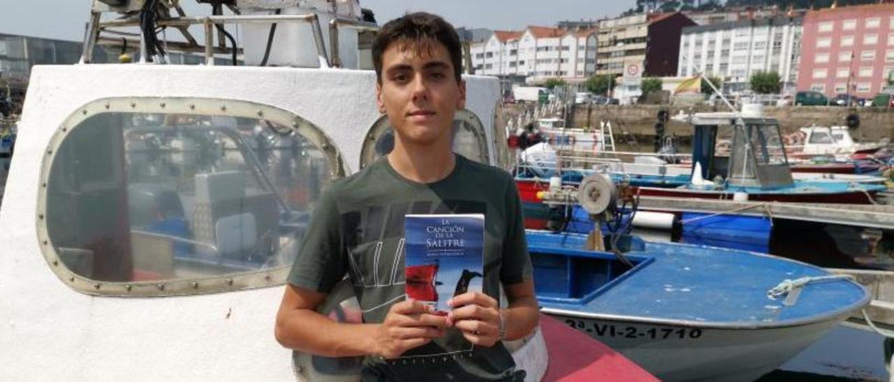 Mario Otero, ayer, en el puerto pesquero de Cangas.   | S. ÁLVAREZ