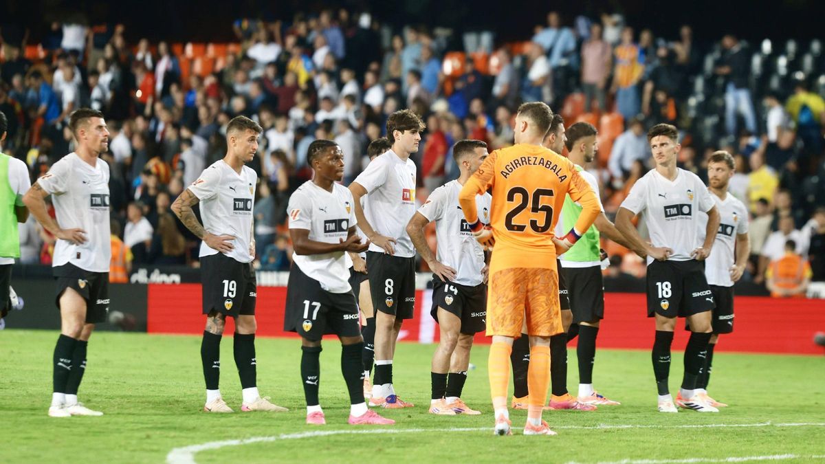 Los jugadores del Valencia CF después de su derrota contra el Oviedo