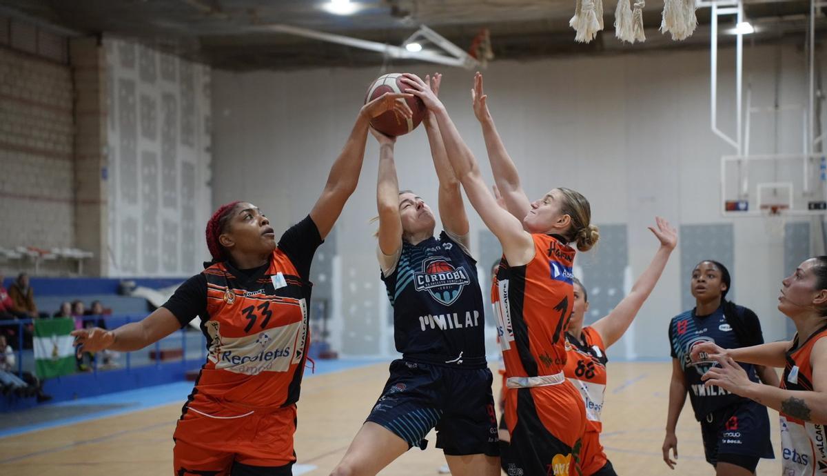 Marta Martínez intenta un lanzamiento.