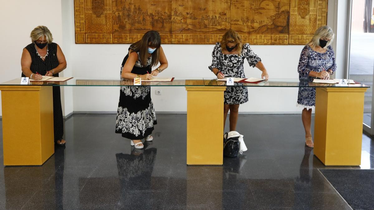 Marian Roca, Sira Repollés, Teresa Tolosana y Carmen Tosat, esta mañana, en la firma del convenio.