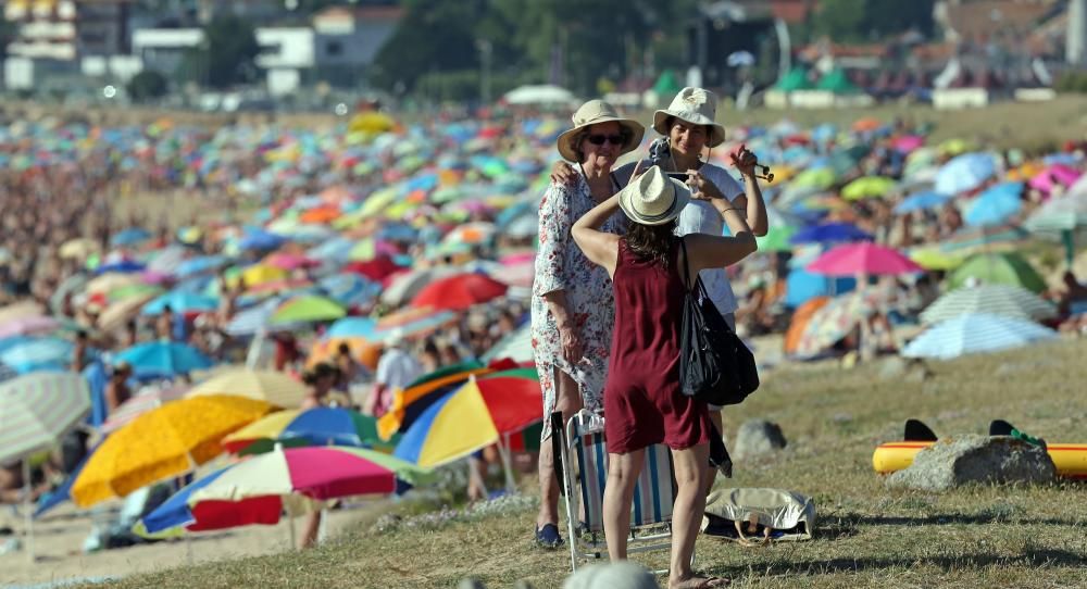 El termómetro de Plaza América, todo el día al sol, llegó a marcar los 43º - Playa y helados, la receta preferida para huir de las altas temperaturas.