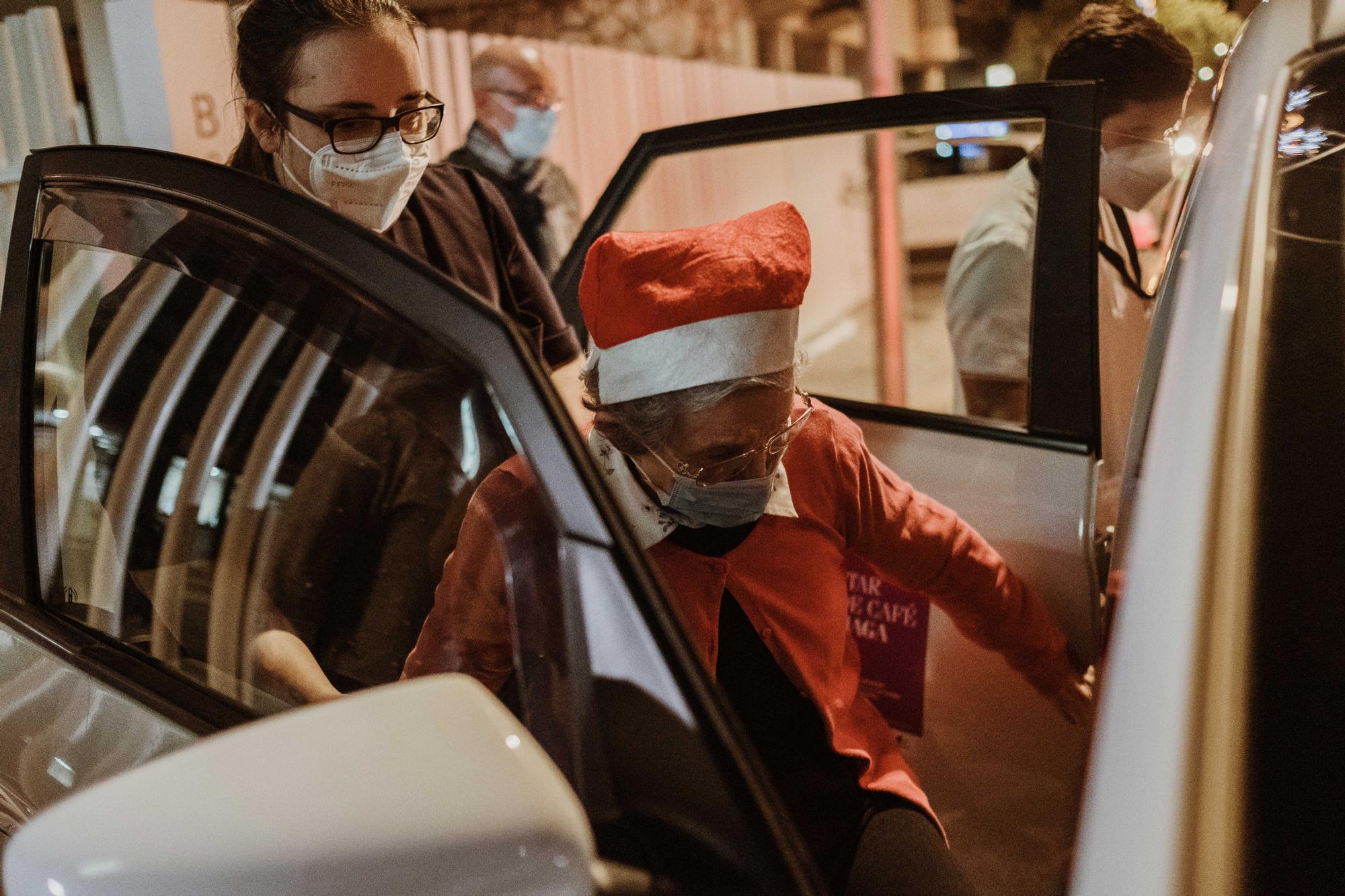 Caravana de taxis para que los mayores puedan ver las luces de Navidad