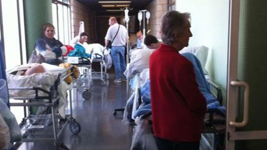 Pacientes y familiares en un pasillo de Urgencias, la semana pasada. i LP / DLP