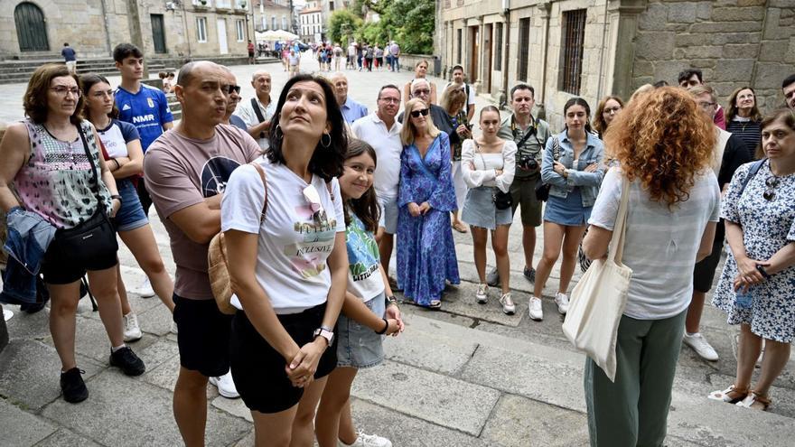 Un grupo de visitantes, con la técnico de Turismo Raquel Abollo, en la Praza de Santa María.