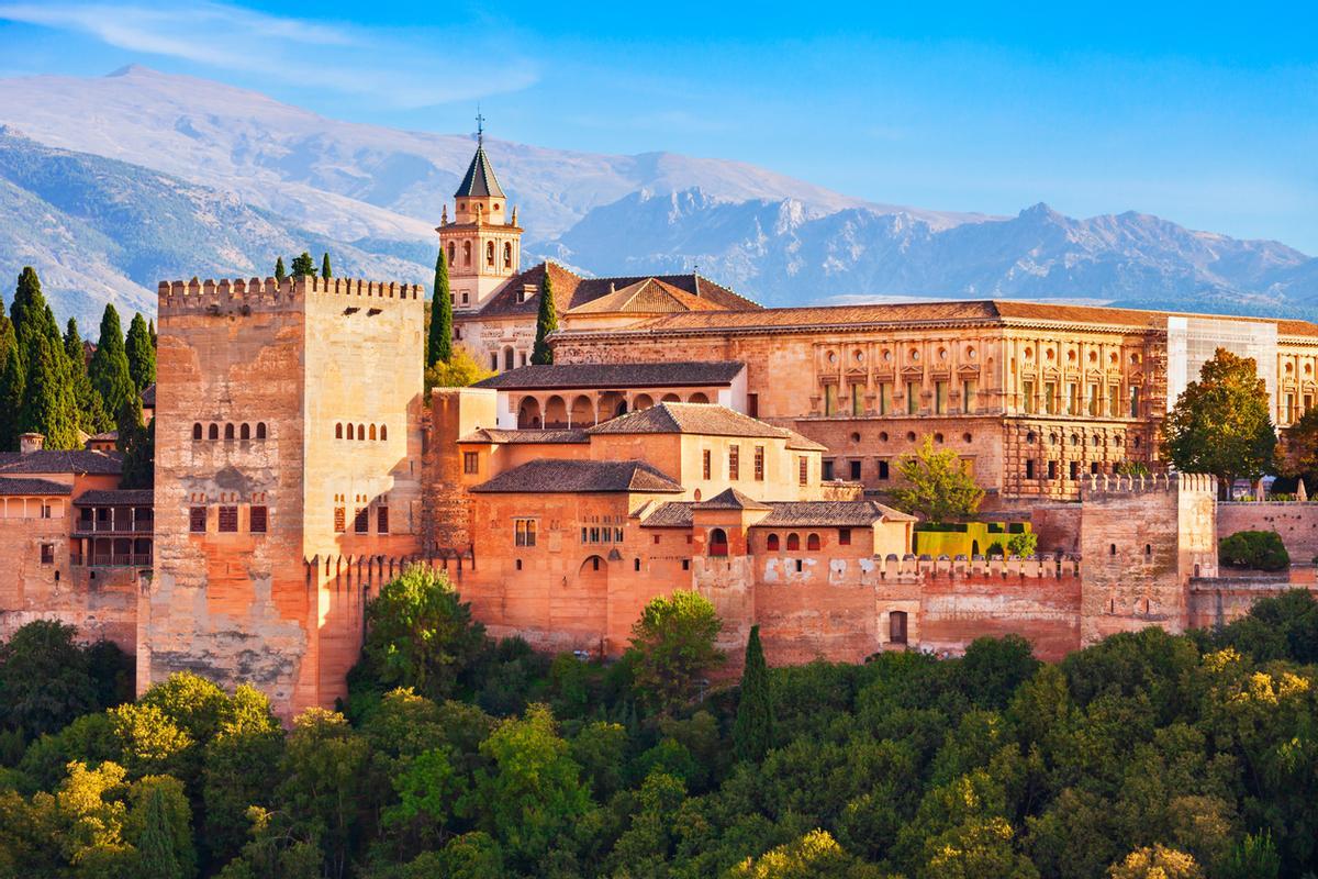 El complejo de La Alhambra es uno de los lugares más visitados de España
