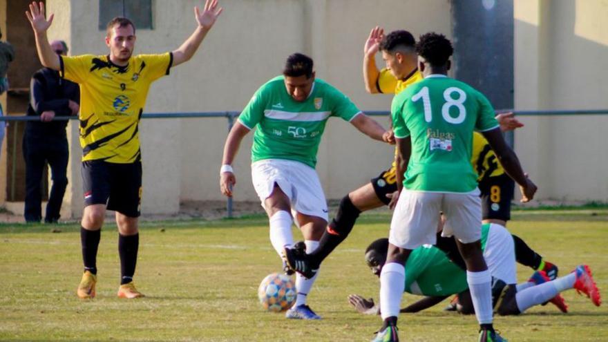 Una jugada del Sant Miquel de Fluvià-Esplais (1-1). | CEDIDA