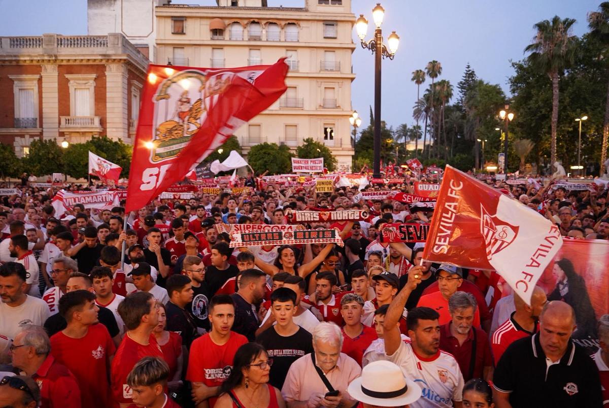 Miles de sevillistas participaron en la protesta convocada para reclamar cambios en la directiva del club. Miles de sevillistas participaron en la protesta convocada para reclamar cambios en la directiva del club.