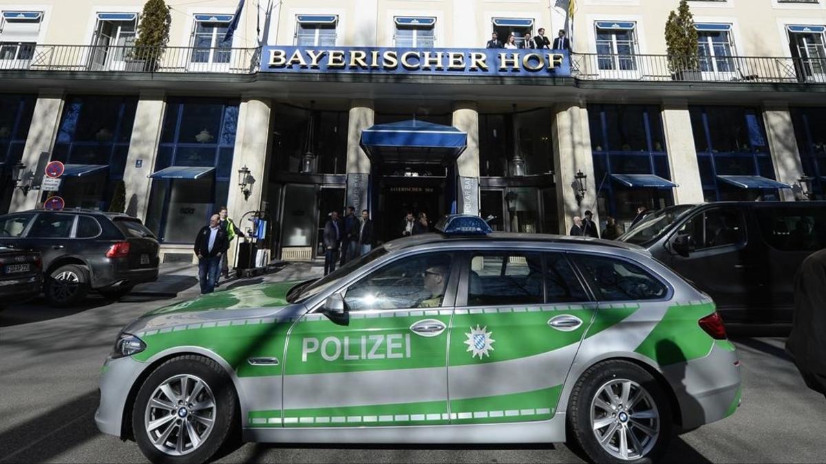 zentauroepp37316634 a police car passes the bayerischer hof hotel in munich  sou170223092905