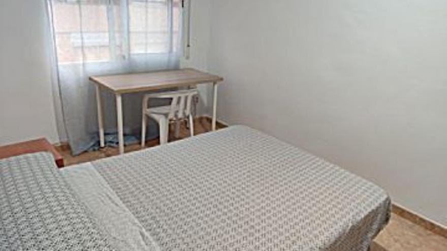 400 € Alquiler de estudio en Benicalap (Valencia) 75 m2, 4 habitaciones, 1 baño, 5 €/m2, 3 Planta...