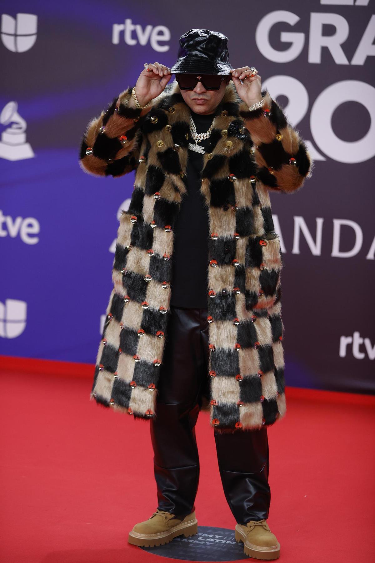 El cantante puertorriqueño Edwin Vázquez Vega 'Maldy' posa para los fotógrafos en la alfombra roja de la gala anual de los Latin Grammy, este jueves en Sevilla.