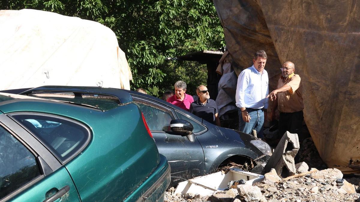 Benjamín, vecino de A Bouza, muestra a Besteiro la magnitud de los daños de la riada que arrasó esta aldea de Viana do Bolo.