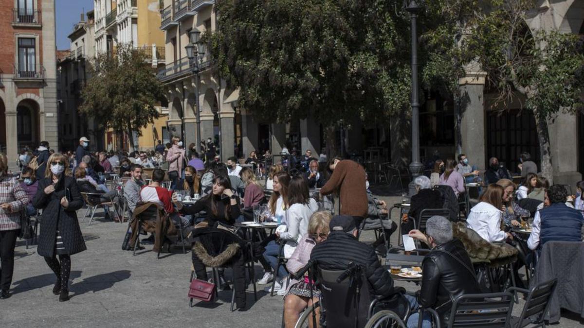 Personas en una terraza, en Zamora.