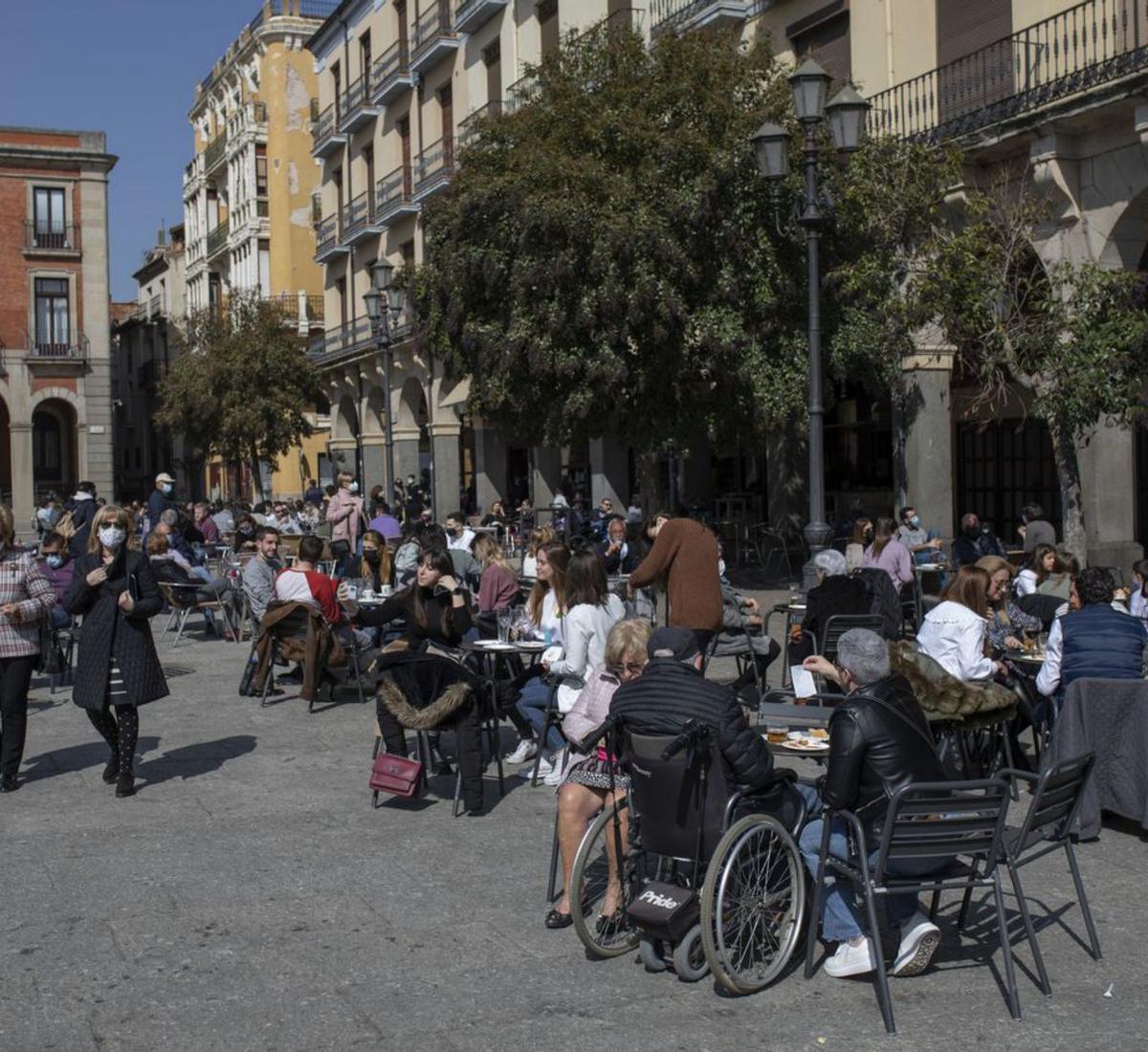 Personas en una terraza, en Zamora.