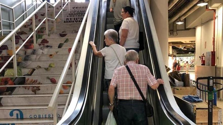 Algunos de los primeros usuarios de las renovadas escaleras.