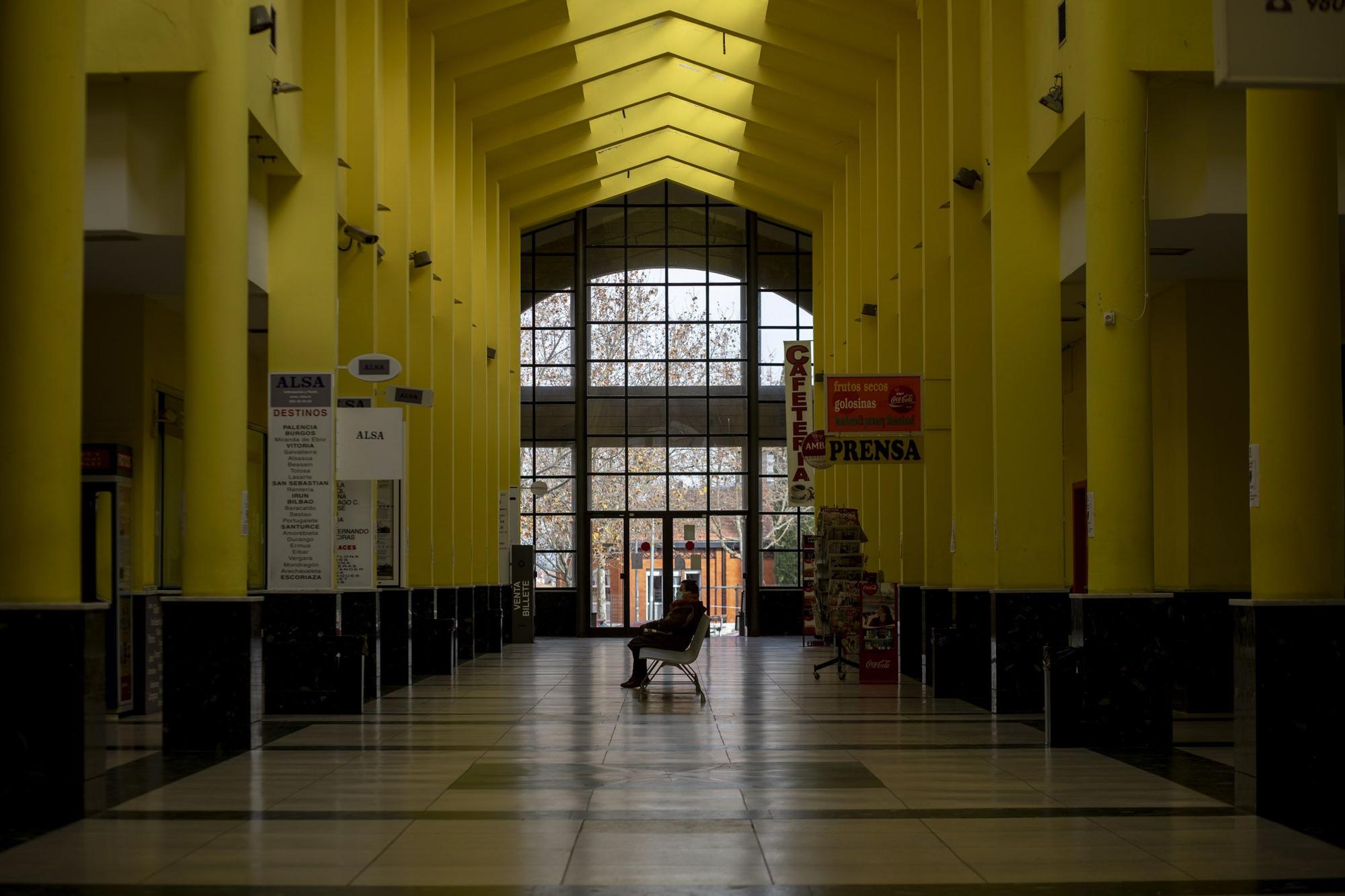 Zamora, vidas al límite | La estación de autobuses languidece sin viajeros