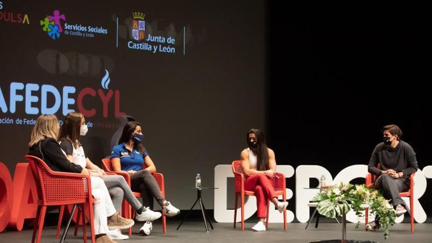 Laura Pedruelo (a la derecha) y Sara García (en el centro) durante la mesa redonda celebra ayer. | Ana R. Burrieza