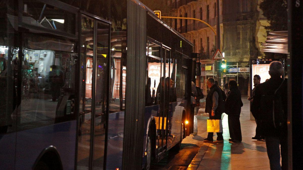 Nachtbus an einer Haltestelle in Palma de Mallorca.