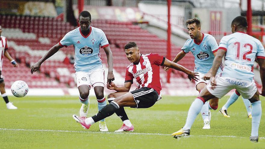 Un jugador del Brentford golpea la pelota ante Pape, Brais Méndez y Claudio Beauvue durante el choque amistoso disputado ayer en Griffin Park. // Brentford FC