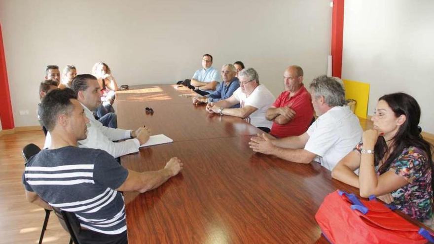Los vecinos de Meira, ayer, en la reunión con el abogado Antonio Martiño en A Fanequeira. // S.A.