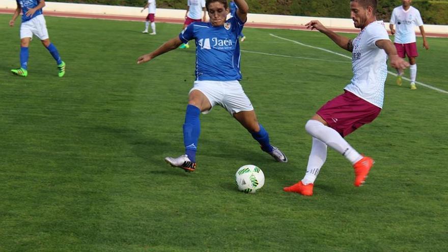 El lateral izquierdo del FC Jumilla Juanje, ayer, durante un instante del partido.