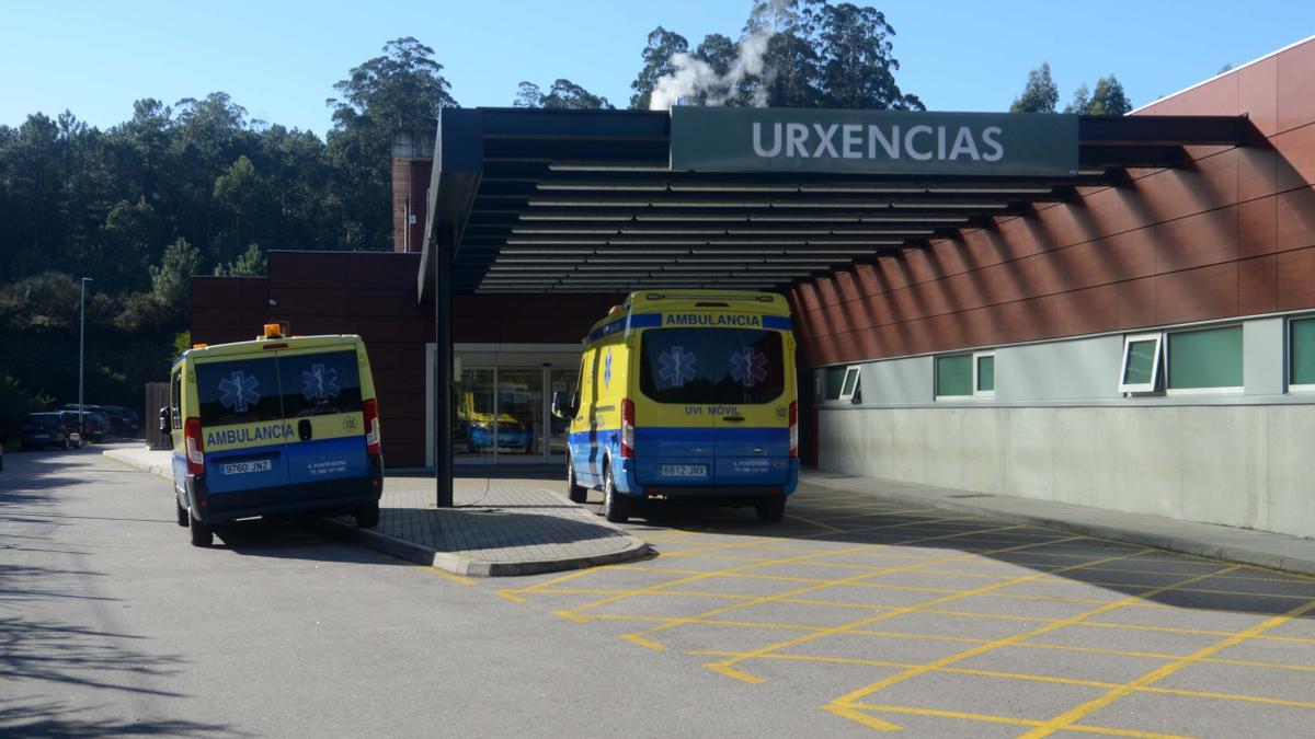 Ambulancias a la entrada de Urgencias del Hospital de O Salnés.