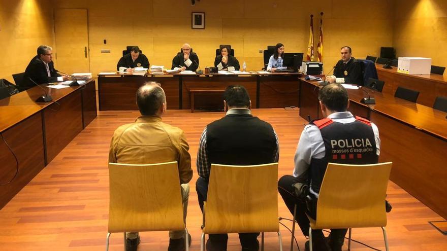 El processat -al centre-, al banc dels acusats de l&#039;Audiència de Girona