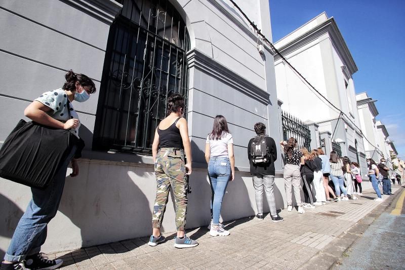 Visita a la entrada del Instituto Cabrera Pinto | 03/06/2020  | 03/06/2020 | Fotógrafo: María Pisaca Gámez