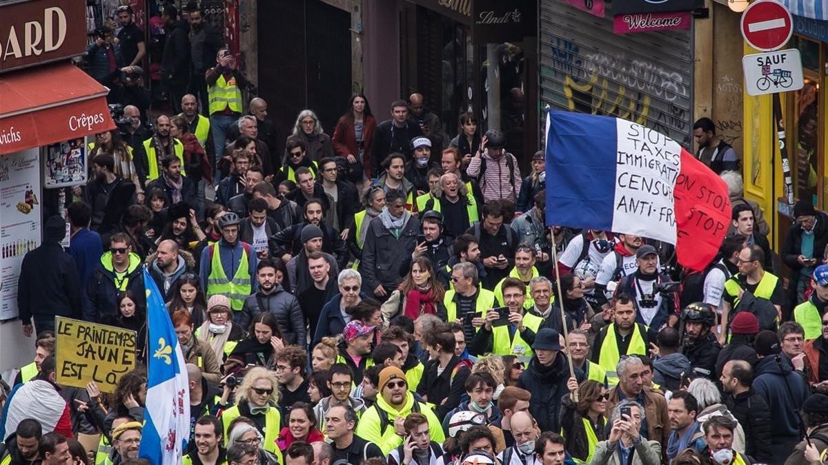 zentauroepp47477929 paris  france   23 03 2019   protesters from the  gilets jau190323203945
