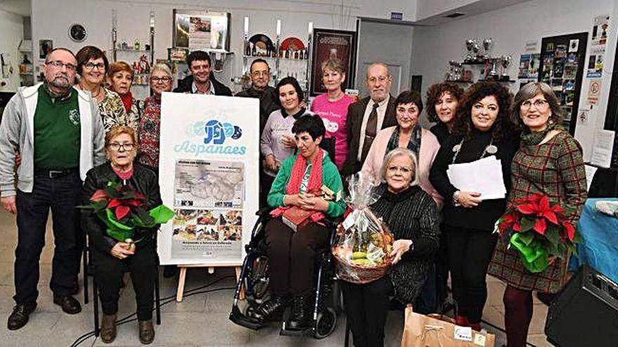 Participantes, ayer, en el acto poético musical en Castro e Laxe.