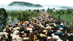 Miles de hutus que habían huido a Zaire, son obligados a volver a Ruanda en 1996 para ser juzgados por el genocidio. 