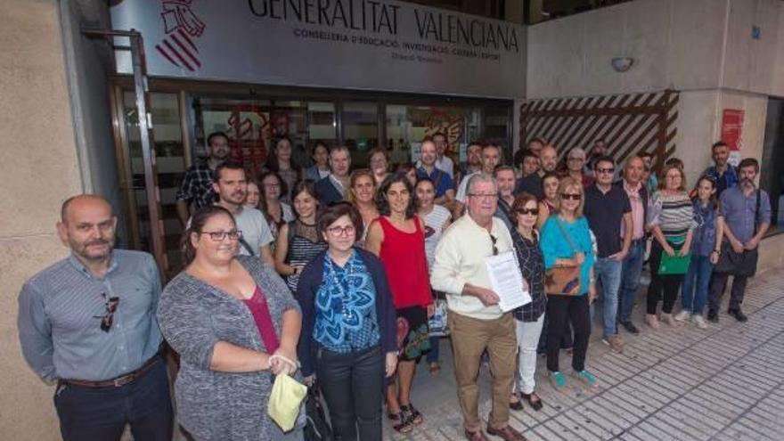 Los directores de centros de Infantil y Primaria de Alicante se concentraron ayer a las puertas de la sede de Educación.