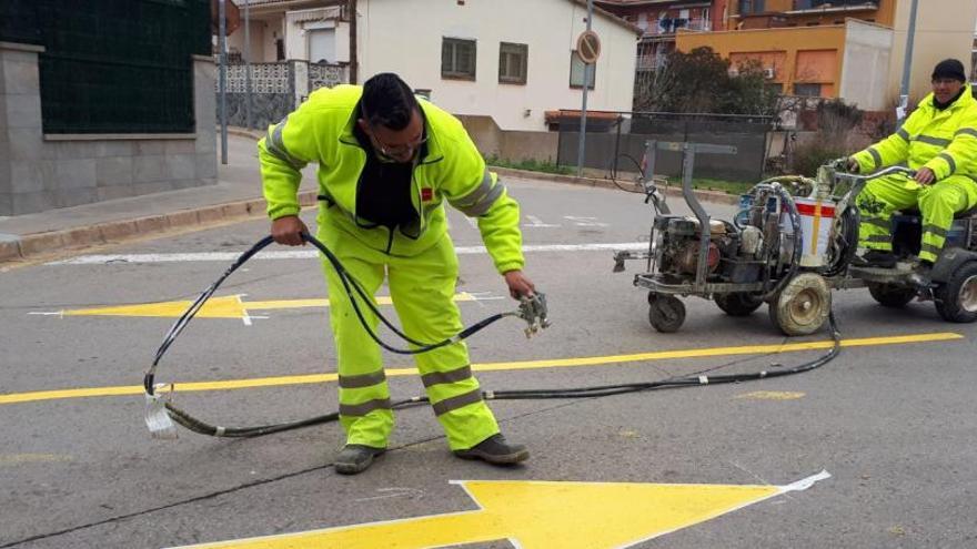 Uns operaris, preparant el pas alternatiu