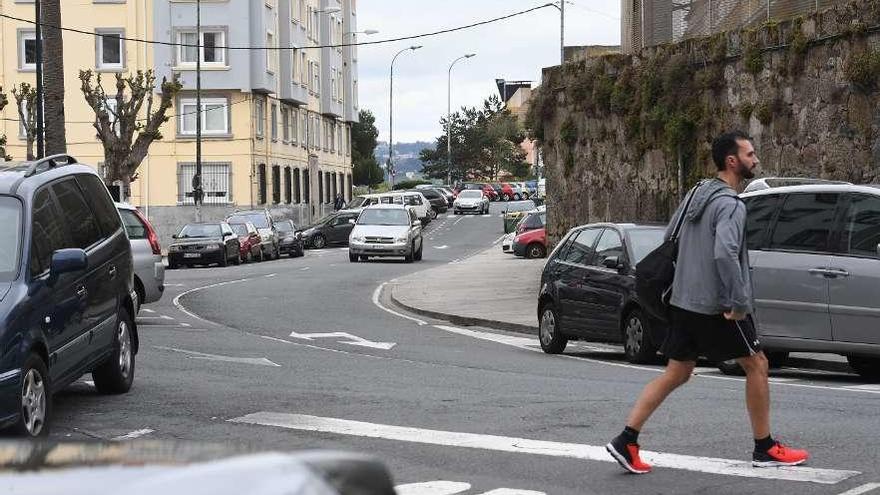 Un joven cruza la calle de A Maestranza, en la Ciudad Vieja.