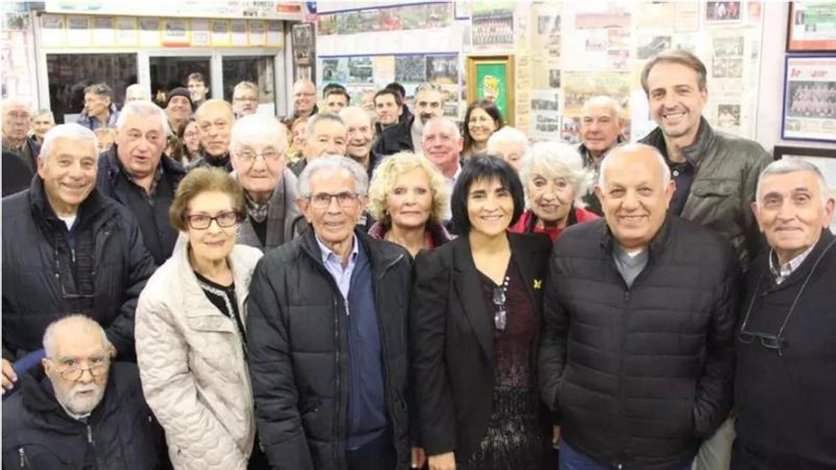 Josep Maria Cors, el tercer per l'esquerra de la segona fila, durant el seu homenatge
