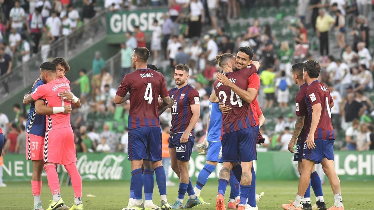 Los jugadores del Eldense se abrazan tras conseguir la permanencia el año pasado en Elche