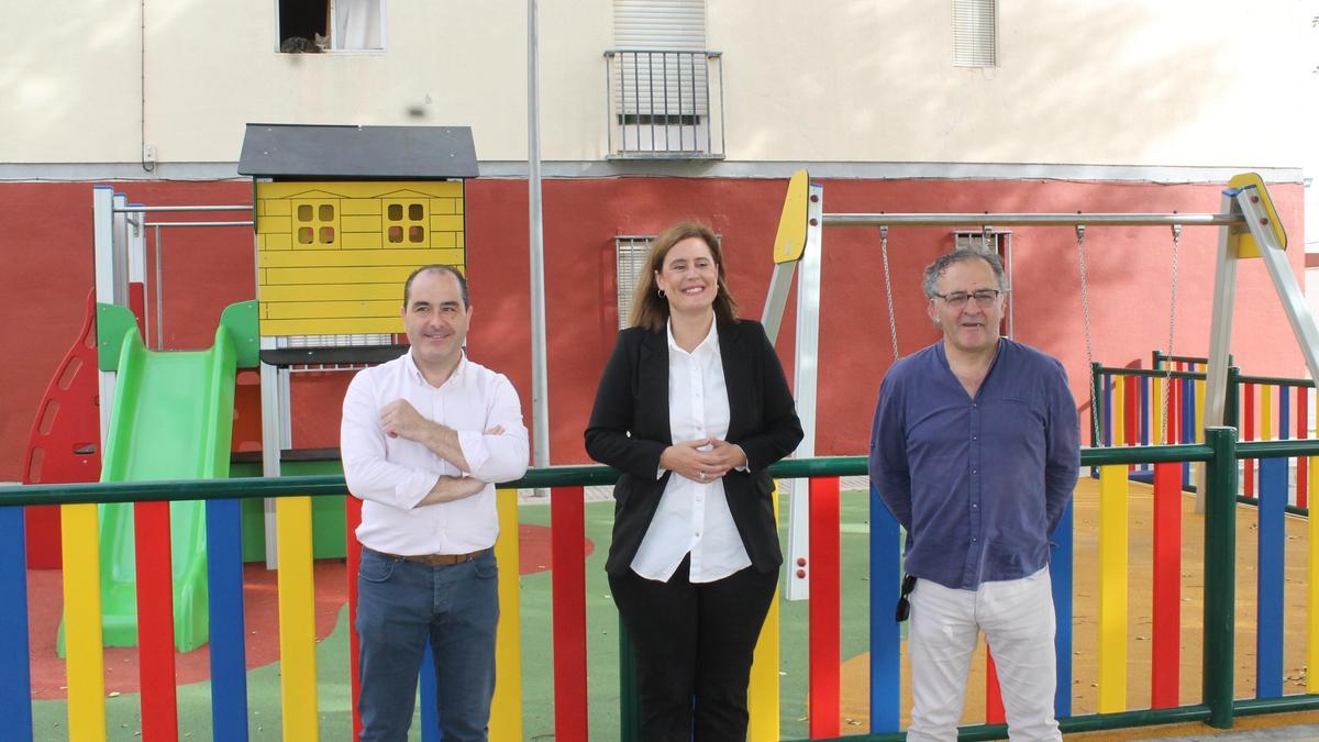 José Gómez, Cristina Piernagorda y Ramón Martín durante su visita al parque de Haza del Reloj.