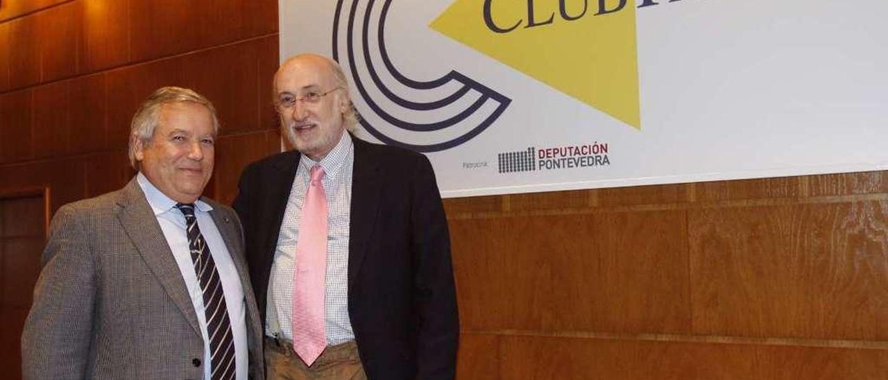 José Antonio Flórez (izquierda) fue presentado por el doctor Ramón Cacabelos. // José Lores