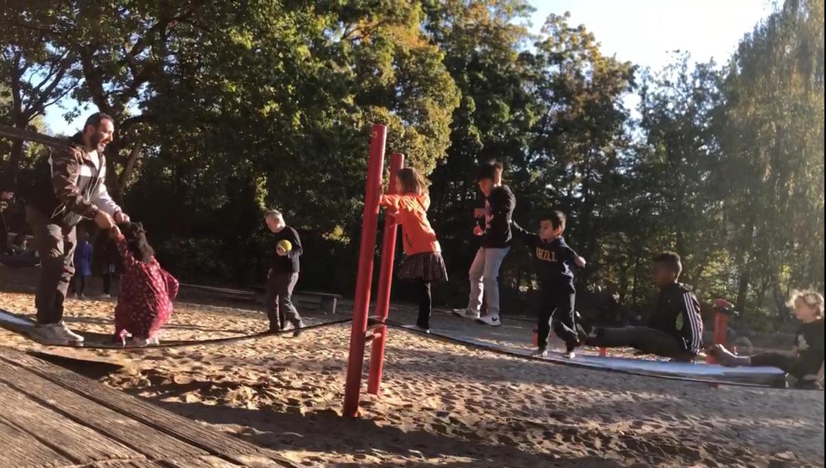 Los educadores insisten en la necesidad de promover juegos colaborativos en los parques infantiles para favorecer la socialización de los menores